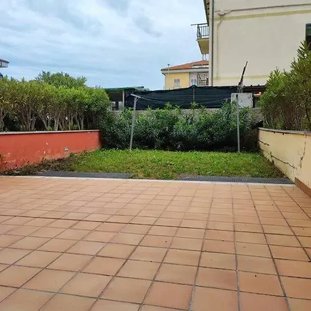 Apartamento Bilocale Con Ampio Giardino *